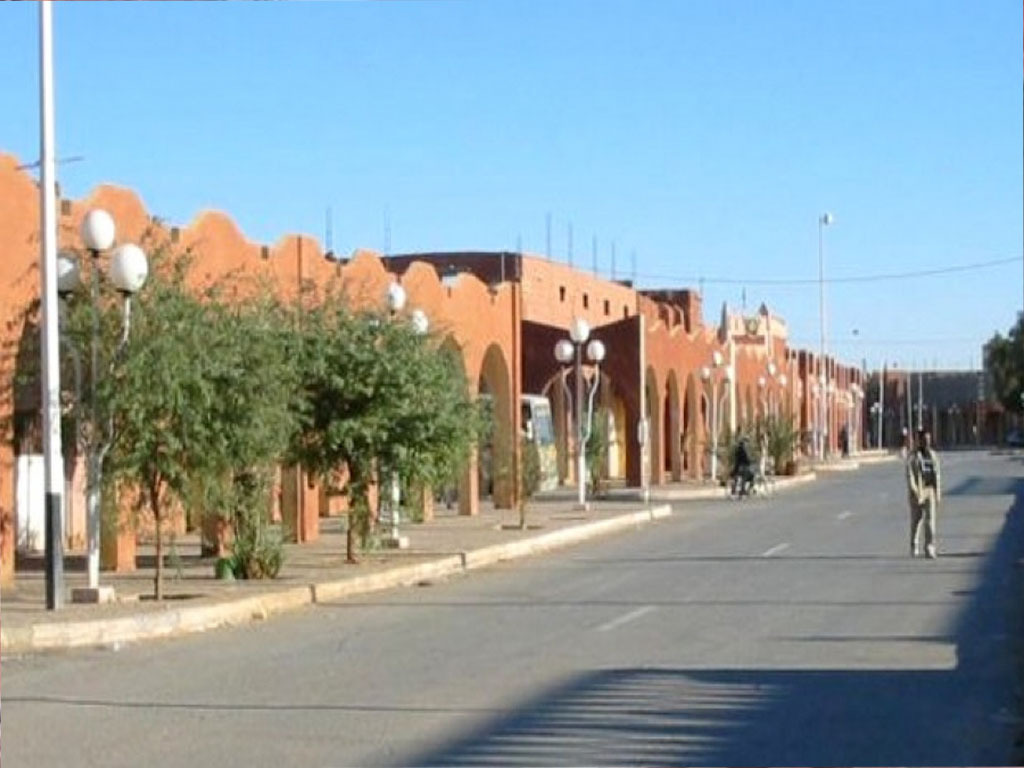 Adrar : Des chômeurs bloquent la route à Tinerkouk ...