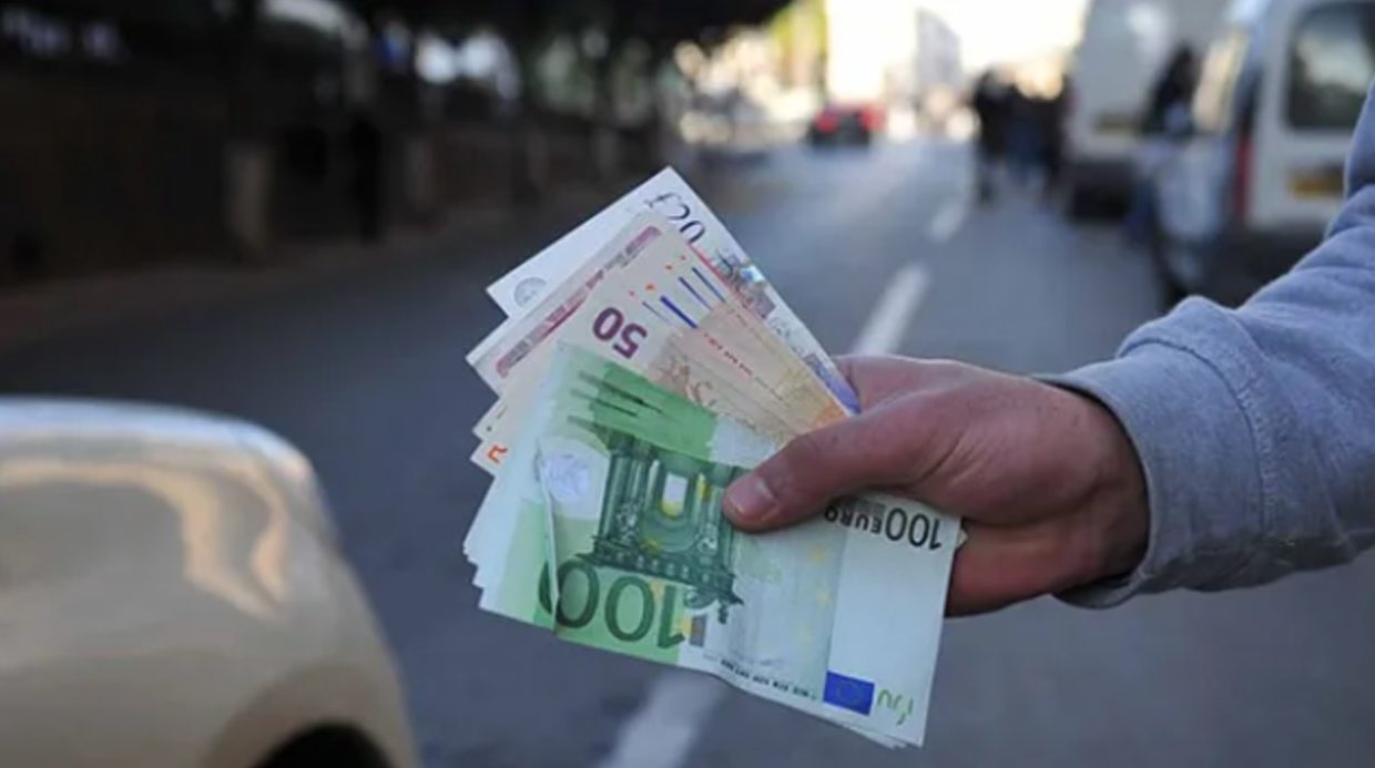 Taux de change du dinar en banque et au marché informel ce 12 mai -  Algerie360