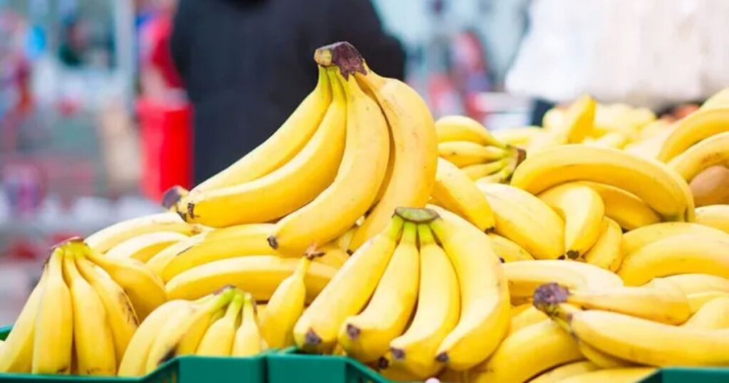 Flambée du prix des bananes : un spéculateur lourdement condamné, l’APOCE appelle au boycott