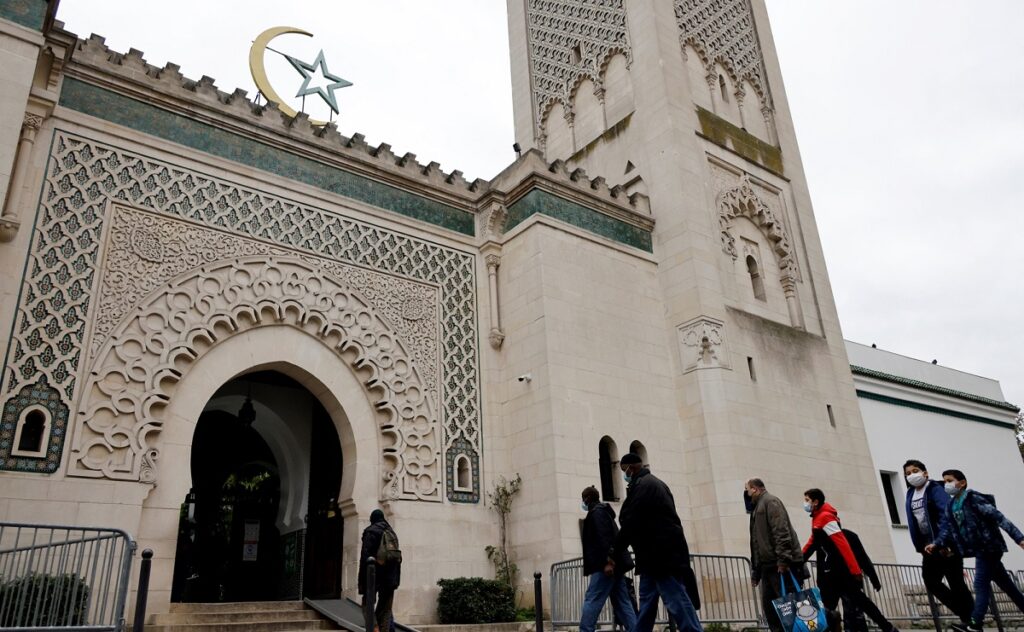 « Oh Allah, préserve le pays » : la Grande Mosquée de Paris incite ses imams à prier pour la France