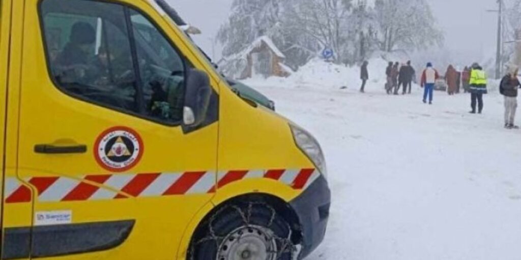 Un adolescent secouru après une chute dans un ravin enneigé à Bouira