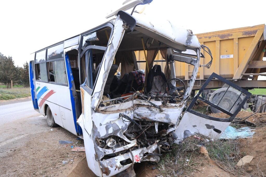 Accident tragique à Tiaret : Deux élèves morts dans un accident de bus scolaire et 33 blessés